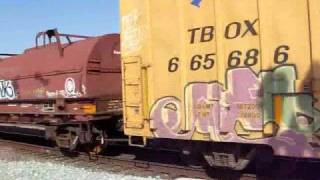 preview picture of video 'BNSF 5264 manifest freight east [HQ]'