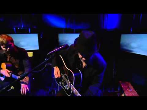 Toni Holgersson - Allting faller (Live @ Nyhetsmorgon)