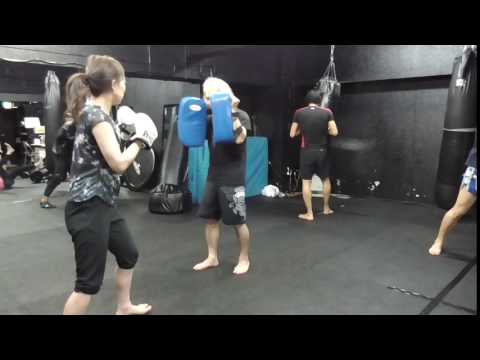 ジャブ里緒奈　新宿で朝までやっているダイエットキックボクシングジム