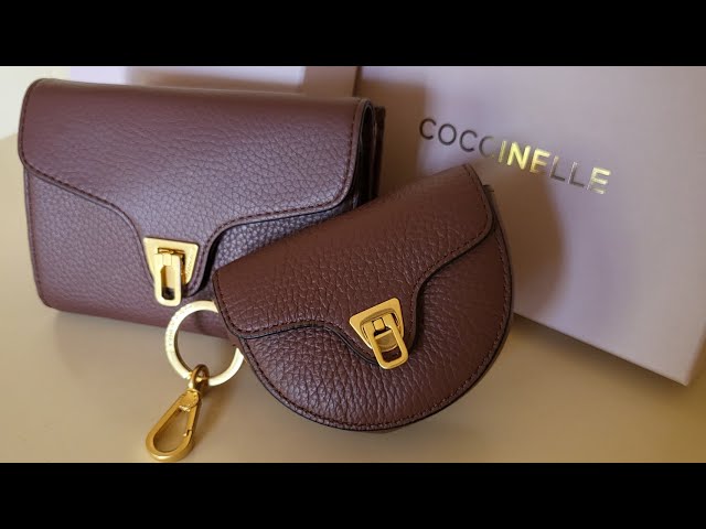 Vídeo relacionado con COCCINELLE Cuero bolso bandolera Beat Soft Camera Bag Rosette beige