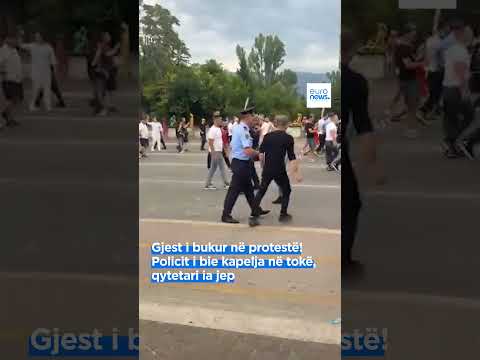 Gjest i bukur në protestë! Policit i bie kapelja në tokë, qytetari ia jep