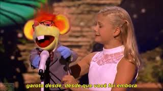 Darcy Lynn com Oscar cantando Who&#39;s Loving You by Jackson 5