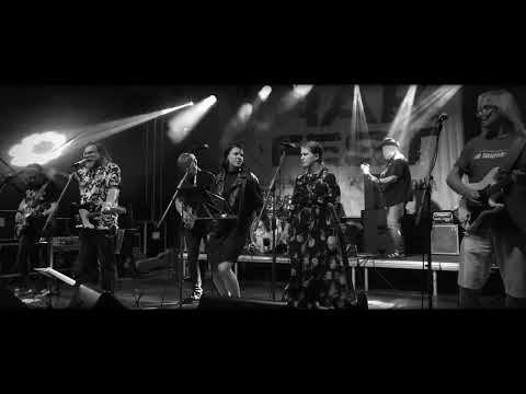 HUDBA PRAHA BAND - Pal vocuď (Live at RakFest 2024) (BW)