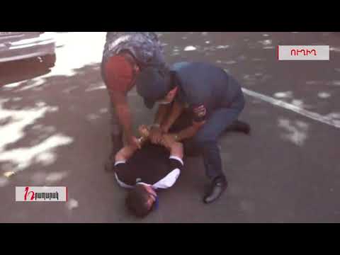 Լիմուզինով ակցիա՝ ԿԲ-ի դիմաց. կրկին գունավոր ծուխ նետեցին