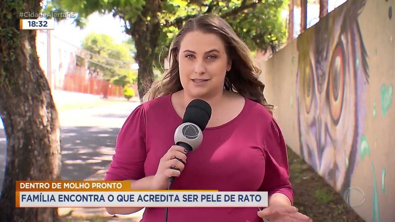 Watch Now Dentro de molho pronto: família encontra o que acredita ser pele de rato Dentro de molho pronto: família encontra o que acredita ser pele de rato