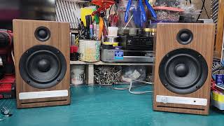 내부파워부가 전소되서 외부양전원 부착한 오디오엔진HD4 엑티브스피커입니다