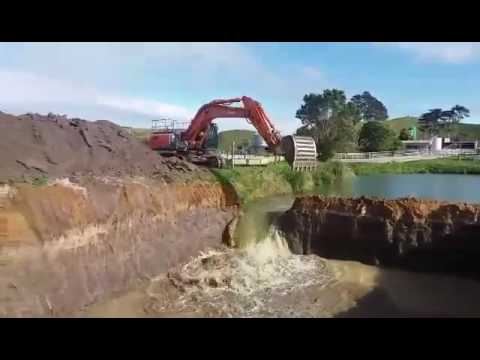 Hitachi Zaxis 350 LCH releasing sandstone dam