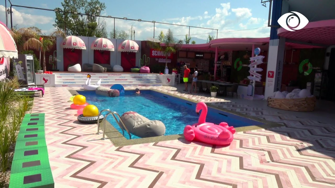 Nita shfrytëzon të nxehtin, noton në pishinë