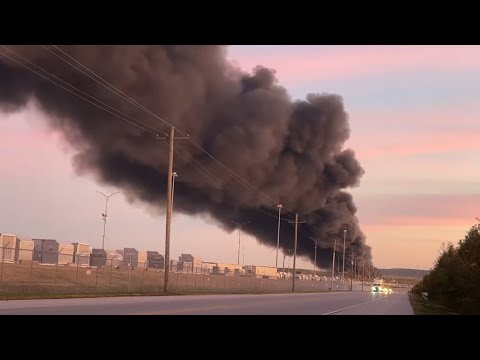 Video | LIVE NOW: plane crash, massive explosions outside airport in Louisville