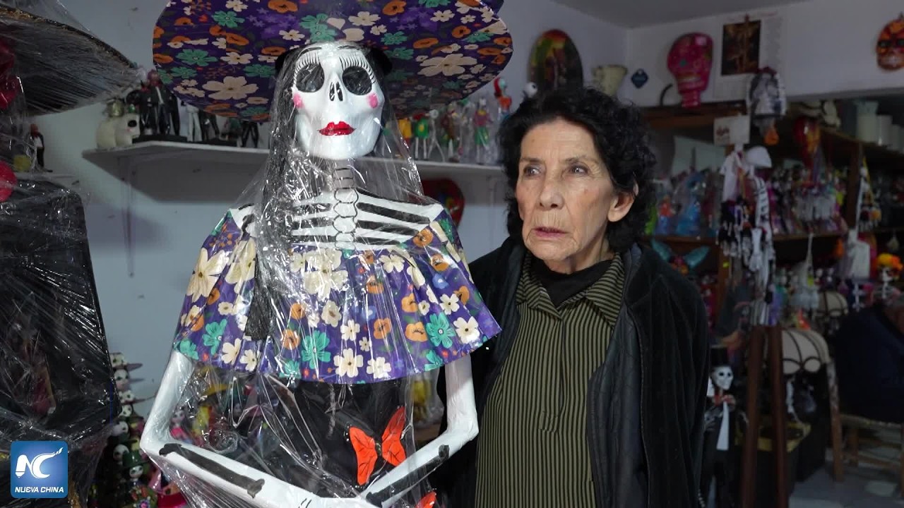 Taller familiar convierte a catrinas en principal sustento en temporada de Día de Muertos en México