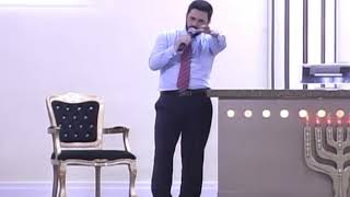 O NOSSO DEUS ,SE INCLINA PARA VER O QUE SE PASSA NO CÉU E NA TERRA