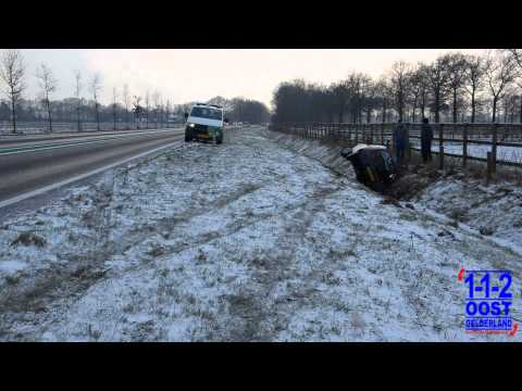 Auto's van de weg door gladde N332 in Laren