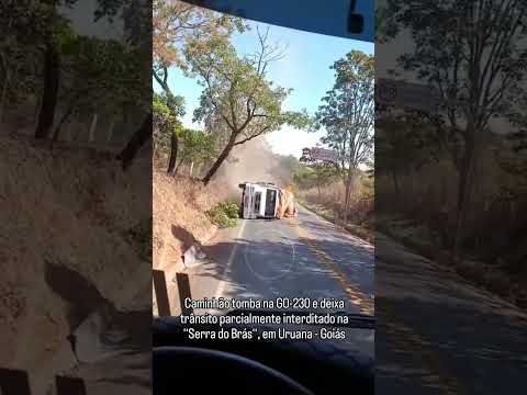 Caminhão tomba na GO-230 e deixa trânsito parcialmente interditado na "Serra do Brás"