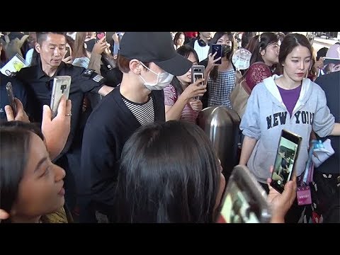 Korean Boy Band NU'EST Get MOBBED By Fans At LAX
