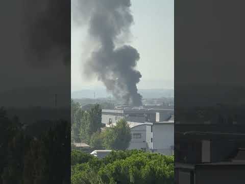 La colonna di fumo sprigionata dall'incendio