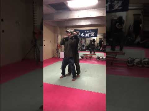 後ろからの裸締めに