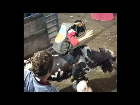niño de 10 años montando toros en Tisma Masaya
