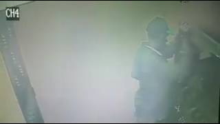 Dos hombres abren carros y se llevan las baterías