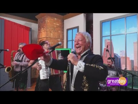 Jan "The Polka King" Lewan performs "Ole, Ole"