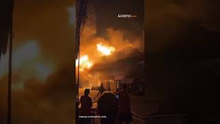 Download lagu Fire Rages at Sungai Duri Market in Kalimantan, 46 Shop-Houses Consumed by Flames mp3