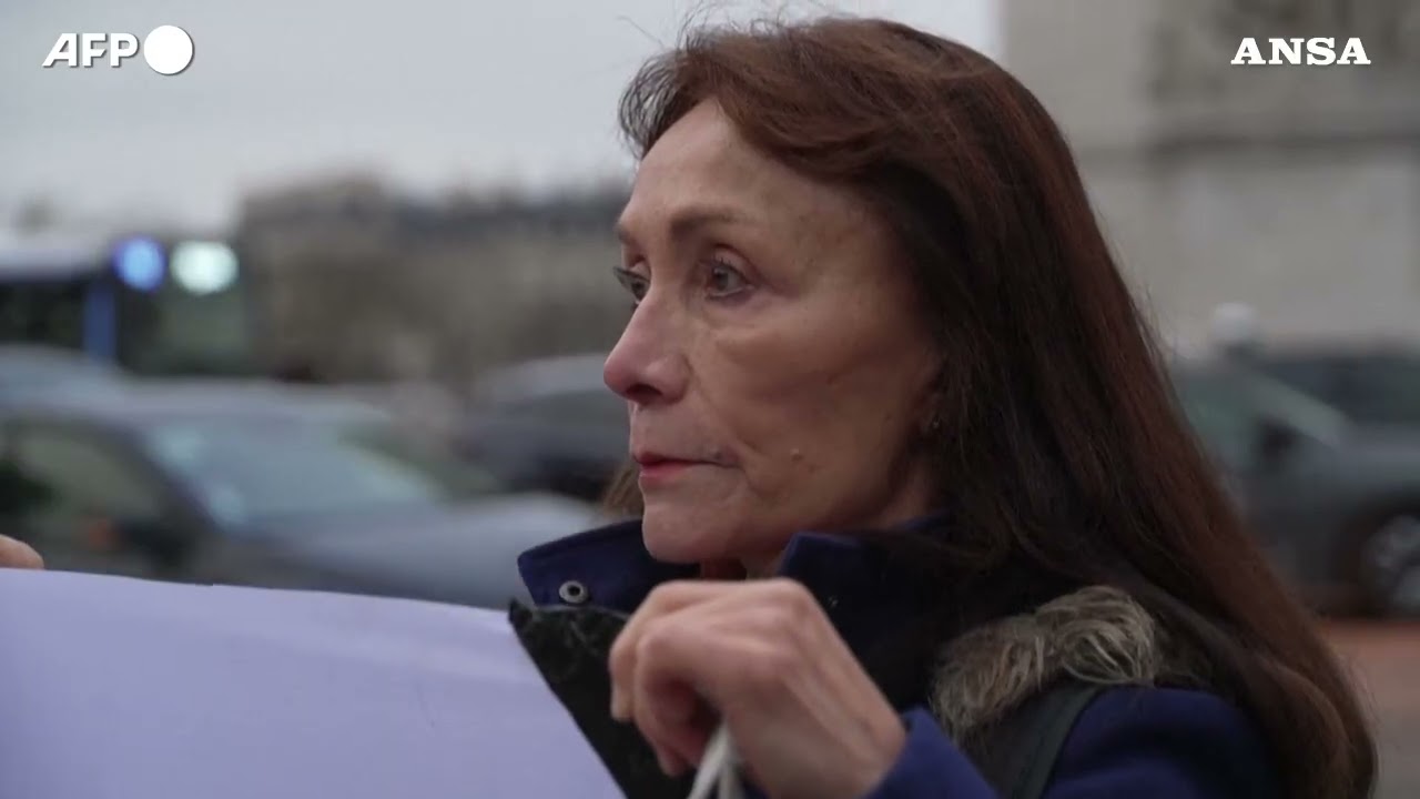 Parigi, Greenpeace sparge vernice davanti all'Arc de Triomphe