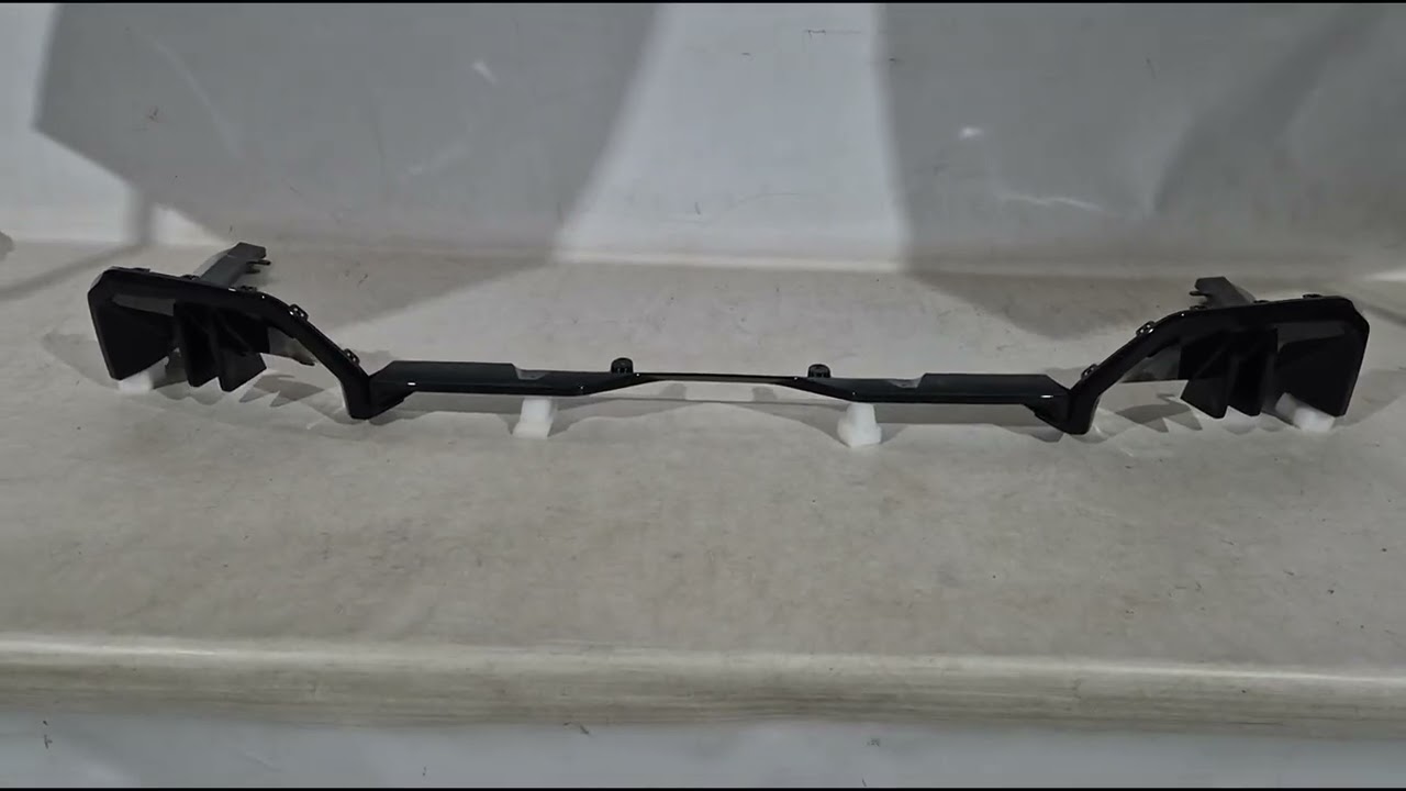 BMW 5/i5 Serie G60/G60E/G61 2023– Achterbumper diffuser Gloss Black (voor M-Sport) Video 1