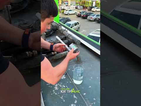 Работник автозаправки заснял замеры бензина и показал с каким октановым числом его привезли на АЗС.