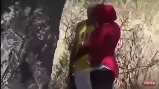 بنتي مشات تقرا مع صاحبها في الغابة