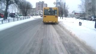 Смотреть онлайн Мальчишку чуть не сбили на дороге