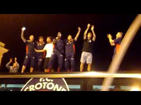 La festa a Crotone per la permanenza in Serie A, delirio in città