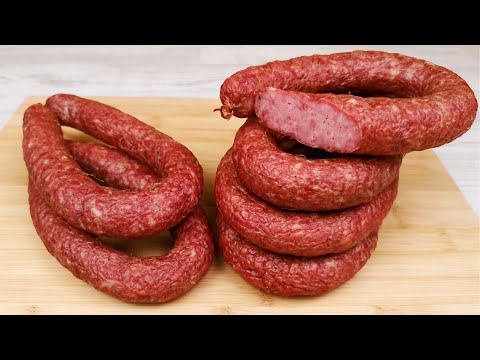Hausgemachte Krakauer Wurst im Ofen. Es wird nicht empfohlen, Videos anzusehen, wenn Sie hungrig sin