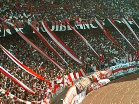 "La SUR nunca muere" Barra: Frente Rojiblanco Sur &bull; Club: Junior de Barranquilla