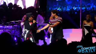 Janelle Monáe dances with hearing impaired fan &amp; performs &quot;I Got The Juice&quot; live in Washington DC