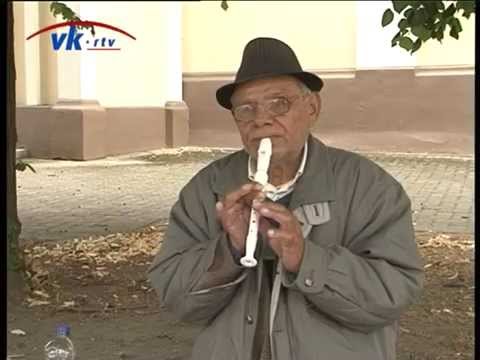 Svirajući frulu na gradskom trgu, sugrađanin Ljubomir Novaković pokušava da olakša penzionerske dane