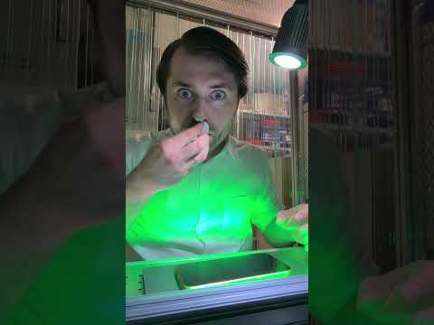 Красивый жулик с губами сохраняет пломбы на коробках iPhone, чтобы сохранить магический момент!