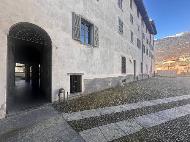 IN CENTRO MORBEGNO, NEGOZIO IN PALAZZO STORICO