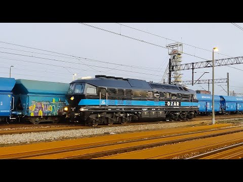 Pociągi podczas zachodu słońca i zmroku w Chorzowie Starym, 15.01.2022