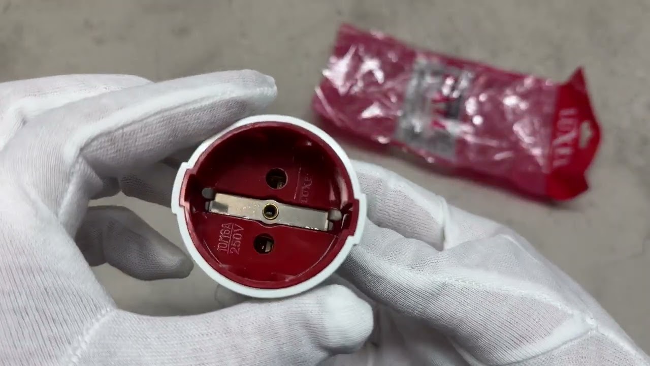 Гнездо штепсельное LUXEL 1003 с заземлением белое