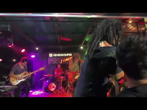 Hadi live konser Ipang Lazuardi(2)