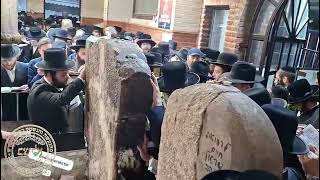 כלל ישראל מעתירים בתפילה על כ"ק מרן אדמו"ר מבעלזא בציונו הק' של ר' ישעילה מקערסטיר בליל ההילולא פ"ו
