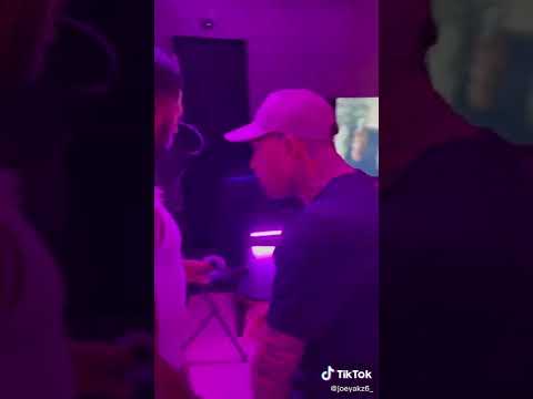 Goudje krijgt klappen van joeyAK in de studio🫢🤡