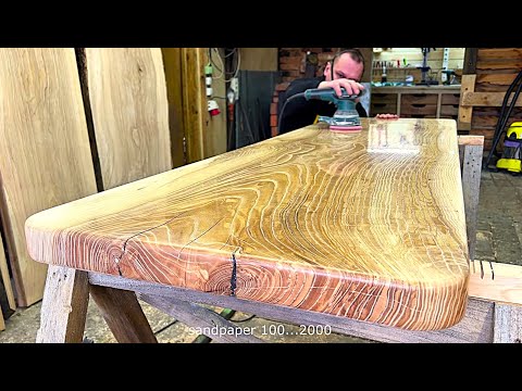 Selbstgebauter TV-Ständer aus Esche mit Holzspiralen und Scharnieren. Türgriffe aus Messing.