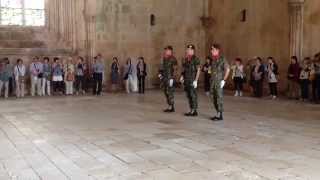 preview picture of video 'The changing of the Guard in a Batalha monastery, Portugal.'