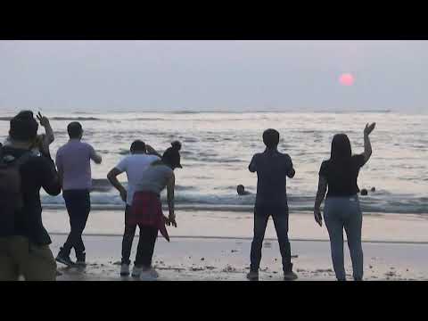 印度人湧向海灘,迎接2020年的最後一次日落 (Indians throng beaches for 2020's last sunset)