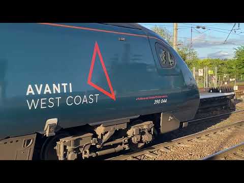 Trains at Wigan North Western (24/05/2022) (Night Session) (ft 325s, 66, 88 and 90s)