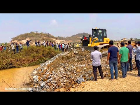 A team with many years of experience who dare to pour gravel into SHANTUI C3  deep water tank