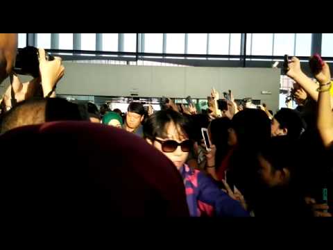 150625 Law of the Jungle Jinwoon in Brunei Airport