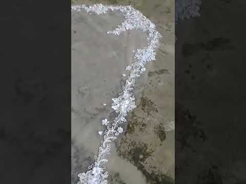 confecionando el velo mantilla para una novia. encajes, flores troqueladas y mucha dedicacion. #boda