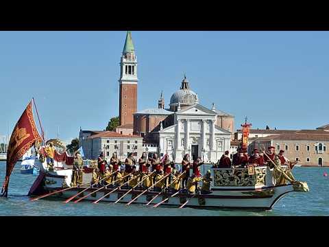 Historische Regata Storica füllt Venedigs Canal Grande mit bunten Booten