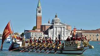Historische Regata Storica füllt Venedigs Canal Grande mit bunten Booten